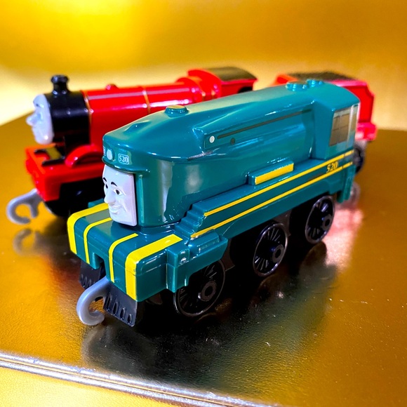 THOMAS AND FRIENDS ADVENTURE TRAINS 2018 JAMES (GREEN) SHANE w/TeNDER (RED) 3.5” - Picture 2 of 13